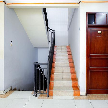 J&B Rooms Tomang Jakarta Mitra Reddoorz Exterior photo