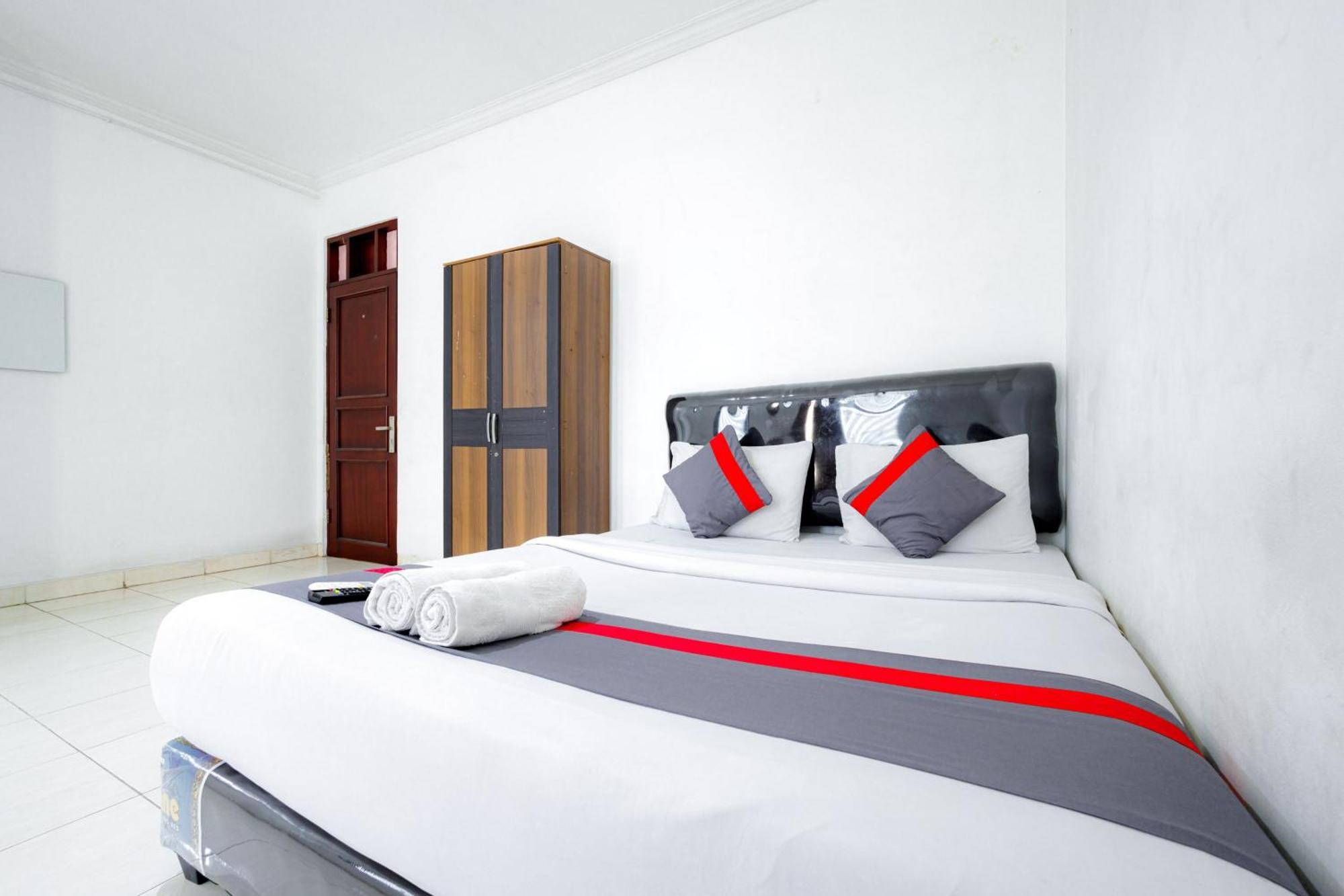 J&B Rooms Tomang Jakarta Mitra Reddoorz Exterior photo