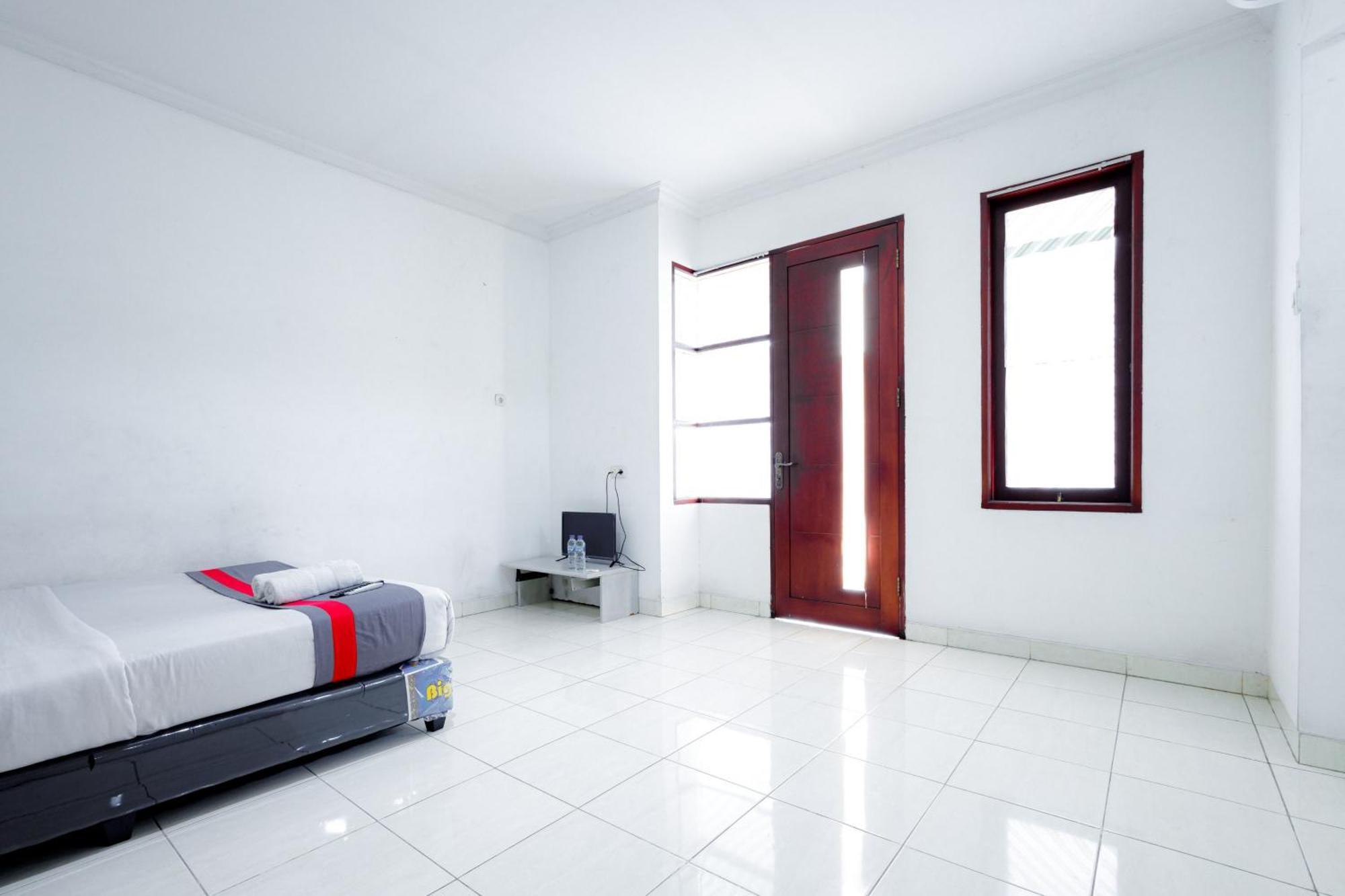 J&B Rooms Tomang Jakarta Mitra Reddoorz Exterior photo