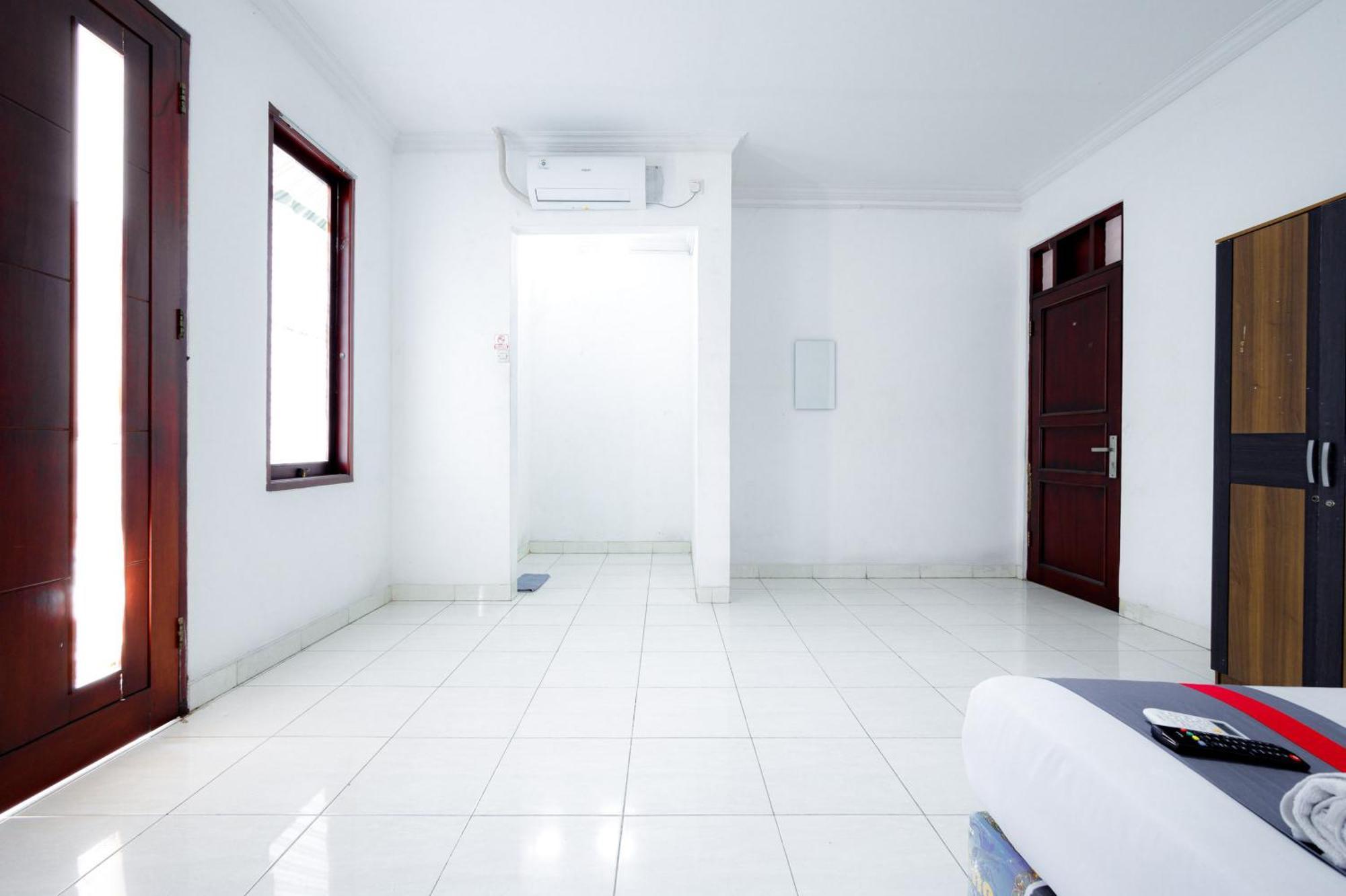 J&B Rooms Tomang Jakarta Mitra Reddoorz Exterior photo