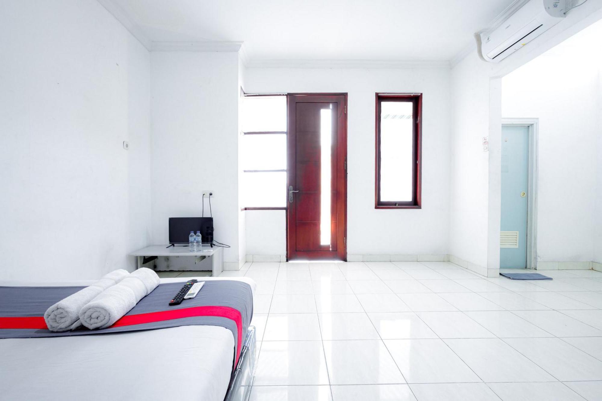 J&B Rooms Tomang Jakarta Mitra Reddoorz Exterior photo