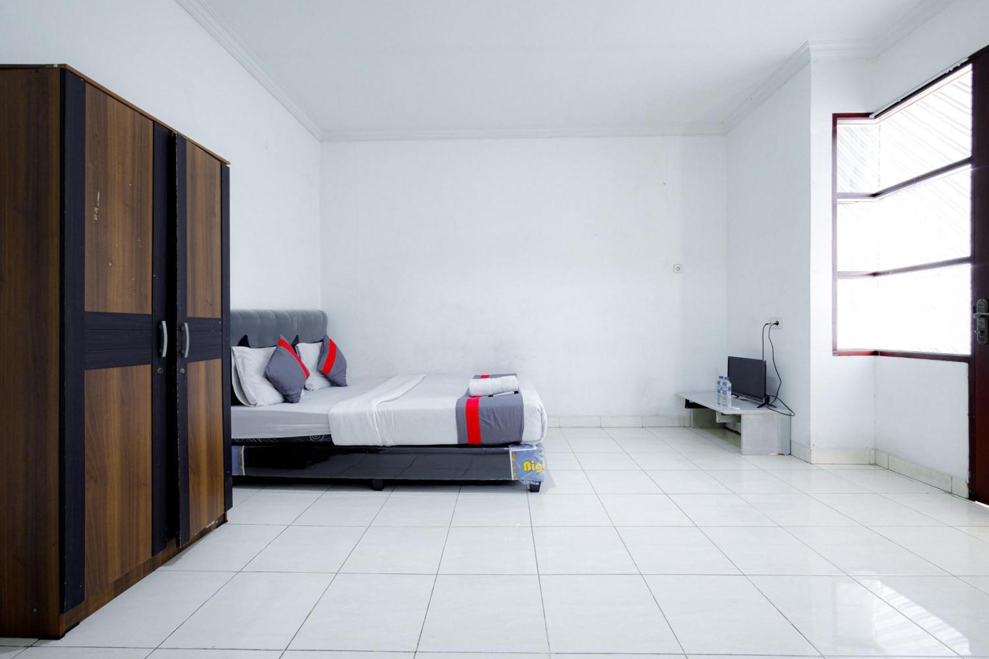 J&B Rooms Tomang Jakarta Mitra Reddoorz Exterior photo