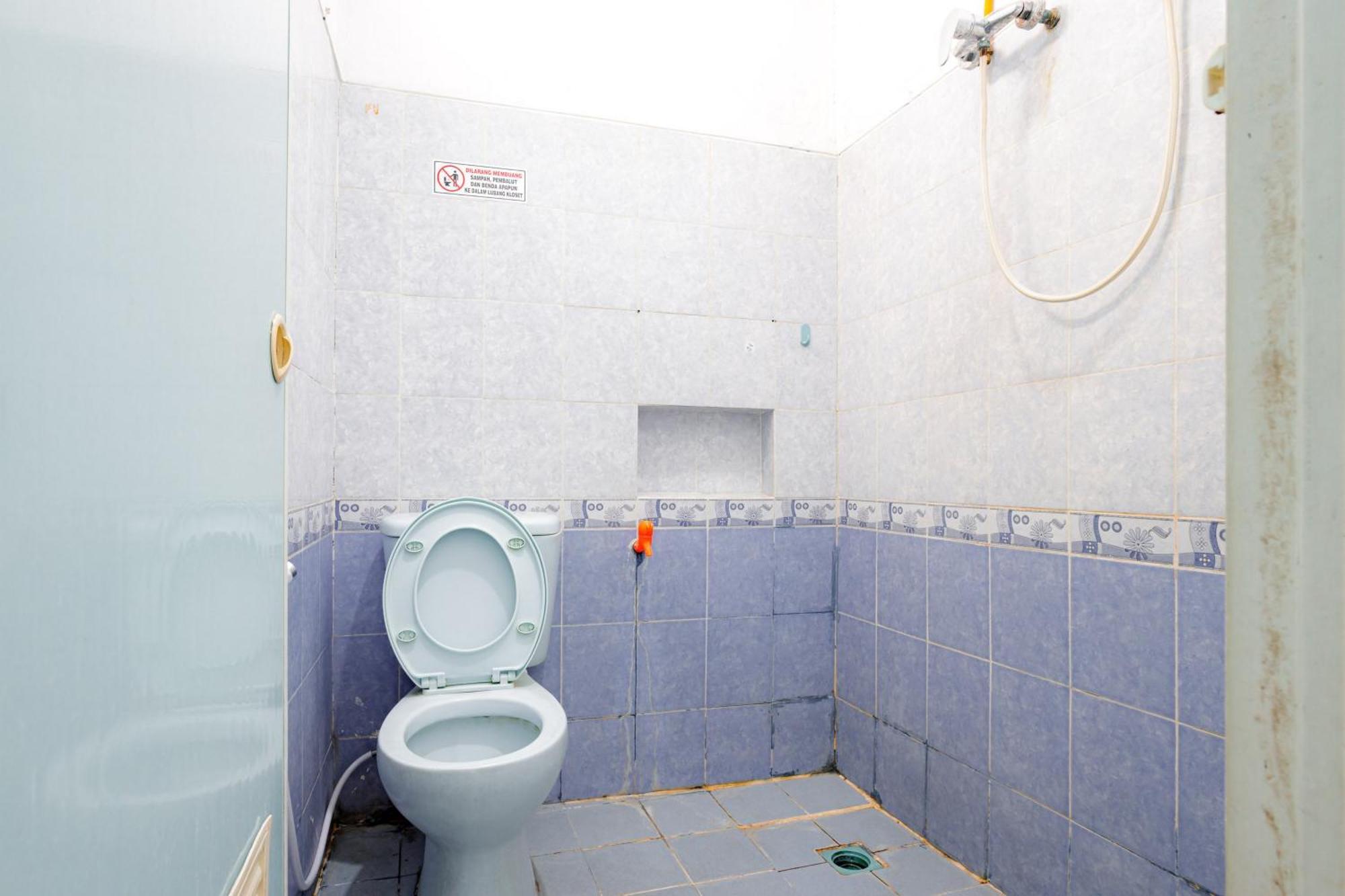J&B Rooms Tomang Jakarta Mitra Reddoorz Exterior photo