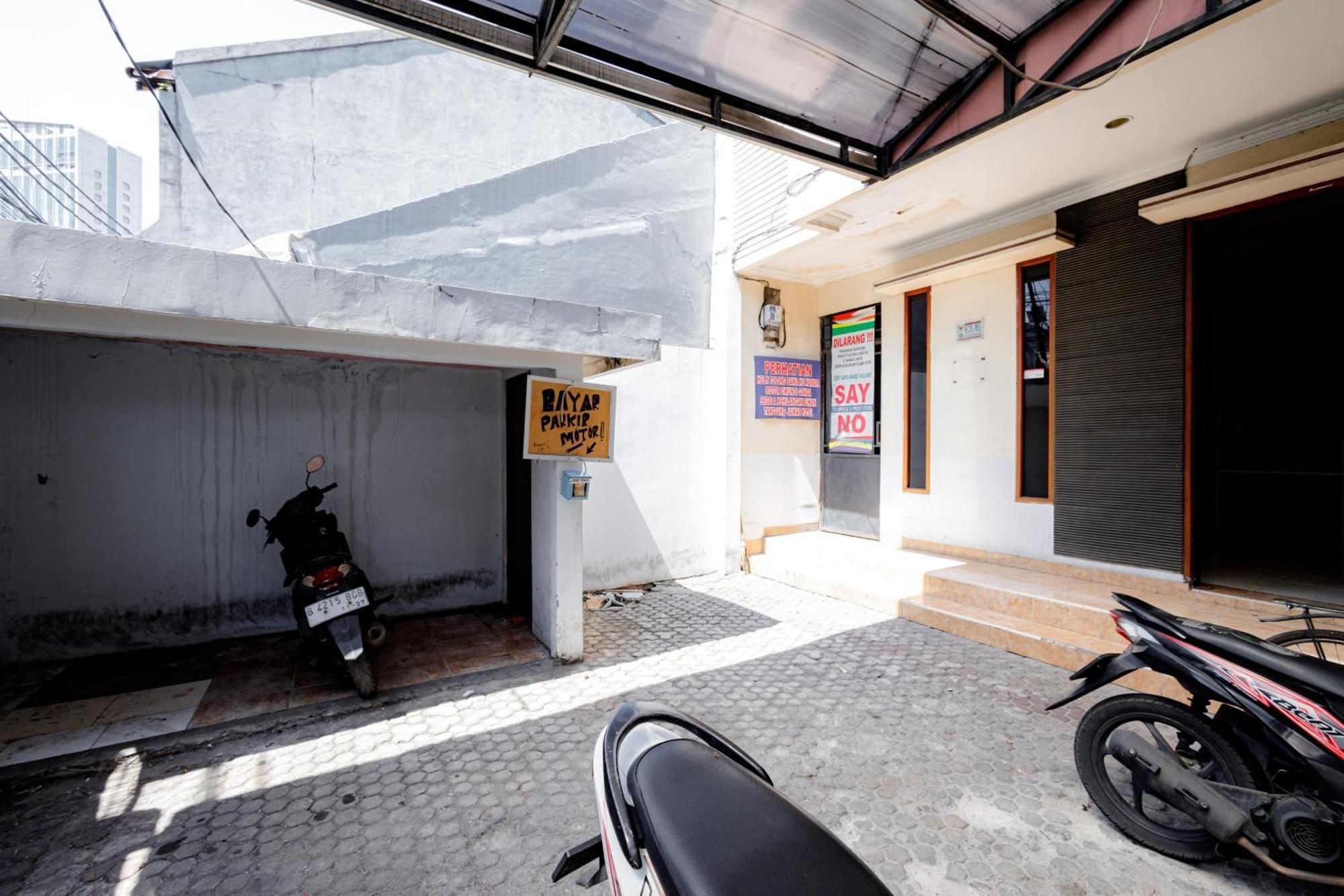 J&B Rooms Tomang Jakarta Mitra Reddoorz Exterior photo