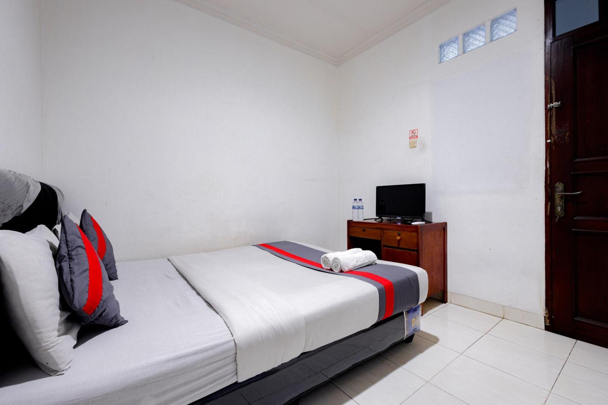 J&B Rooms Tomang Jakarta Mitra Reddoorz Exterior photo