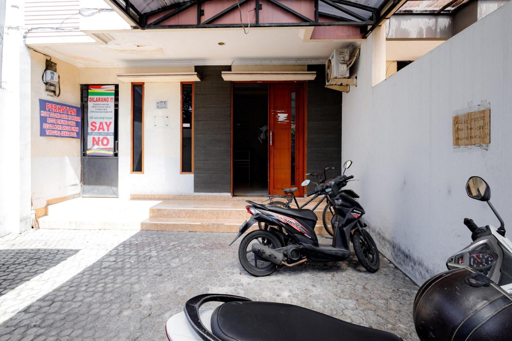 J&B Rooms Tomang Jakarta Mitra Reddoorz Exterior photo